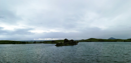 O lago Myvatn situa-se na Islândia, rodeado de uma paisagem deslumbrante