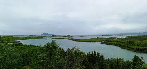O lago Myvatn situa-se na Islândia, rodeado de uma paisagem deslumbrante