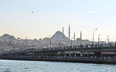 Galatabrücke mit Fischrestaurants, Istanbul, Türkei, Europa, Asien