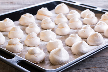 Meringues. Small white meringue sweets on tray