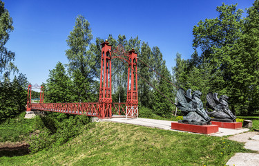 Fototapeta na wymiar Pedestrian bridge over the river Tosna in manor 