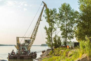 Port crane for unloading cargo