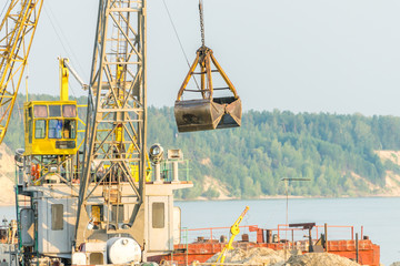 Crane for loading cargo in port