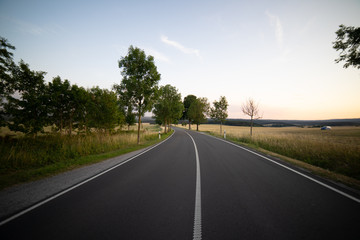 Straße im Sonnenuntergang