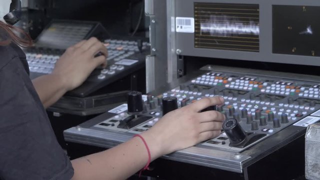 OPERATOR CONTROLLING ROBOTIZED CAMERAS WITH A JOSTICK