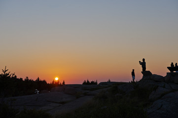 Fototapeta premium Touristen beobachten den Sonnenuntergang am Cadillac Mountain, Acadia National Park, Bundesstaat Maine, USA, Vereinigte Staaten, Nordamerika