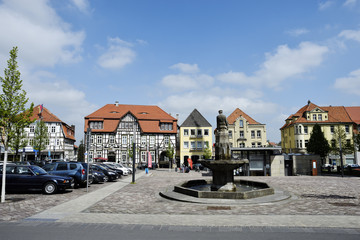 Warburg, Marktplatz, Brunnen und Fachwerkhaus