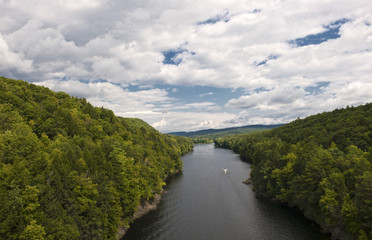 Fototapeta na wymiar Blick von der French King Bridge auf den Connecticut River, Mohawk Trail, Massachusetts, Neuengland, USA, Vereinigte Staaten. Nordamerika