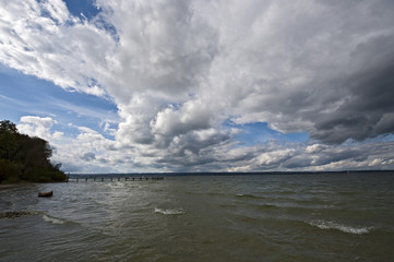 Klarer Herbsttag in Herrsching am Ammersee, Fünfseenland, Bayern, Deutschland