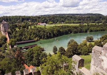 Fototapeta premium Blick von der Burg auf das Naturfreibad Wšhrsee. LŠngste Burganlage Europas in Burghausen an der Salzach