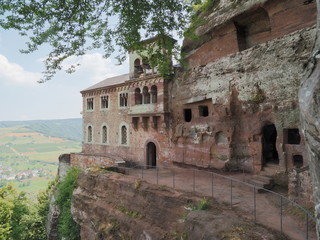 Klause bei Kastel-Staadt mit Felskapelle und Grabkapelle - auf einem Plateau gegenüber von Serrig mit Blick über das Saartal
