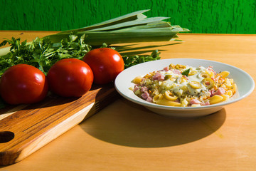 fettuccine, espaguete, penne, macarrão comida italiana massa prato feito com vegetais alho poró...