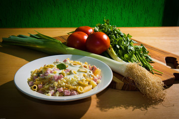 fettuccine, espaguete, penne, macarrão comida italiana massa prato feito com vegetais alho poró tomate e cheiro verde, camarão, bacon
