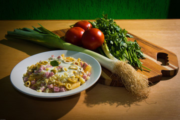 fettuccine, espaguete, penne, macarrão comida italiana massa prato feito com vegetais alho poró...