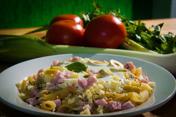fettuccine, espaguete, penne, macarrão comida italiana massa prato feito com vegetais alho poró...
