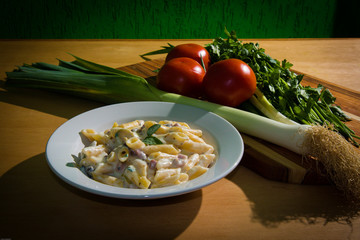 fettuccine, espaguete, penne, macarrão comida italiana massa prato feito com vegetais alho poró tomate e cheiro verde, camarão, bacon