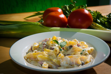 fettuccine, espaguete, penne, macarrão comida italiana massa prato feito com vegetais alho poró...