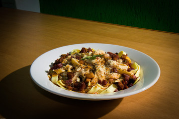 fettuccine, espaguete, penne, macarrão comida italiana massa prato feito com vegetais alho poró...