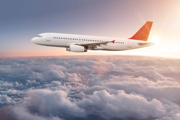Naklejka premium Komercyjny samolot lecący nad chmurami dramatycznymi.