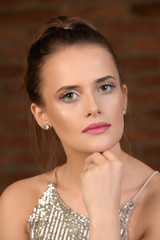 Portrait einer jungen Frau mit arrogantem Blick