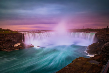 Vue des chutes du Niagara pendant le lever du soleil du côté du Canada
