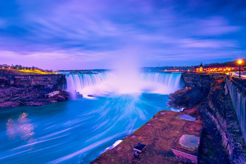 Vue des chutes d& 39 eau du Niagara pendant le lever du soleil du côté du Canada