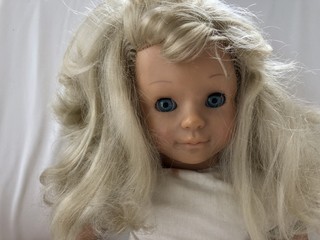 Portrait blonde Mädchenpuppe mit blauen Augen 