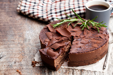 Baked  belgian chocolate cheesecake with chocolate ganache on wooden table - obrazy, fototapety, plakaty