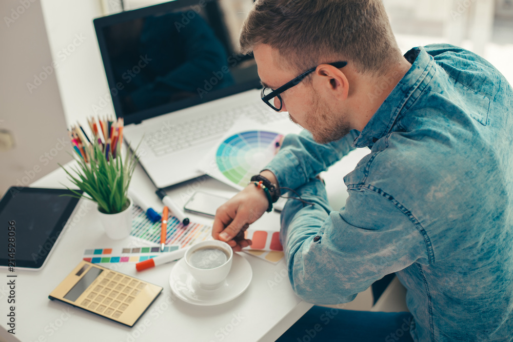 Aufkleber web designer working on the best framework of a new application