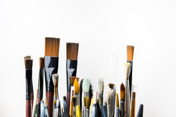Obraz premium Various colorful used brushes for art on white background