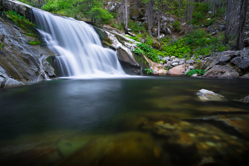 Fototapeta na wymiar Majestic Waterfall and Smooth Emerald Pool in Yosemite National Park