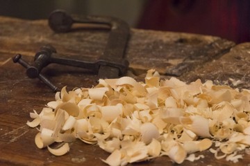 Holz Handwerk Geschäft mit Handarbeit Sägespäne auf Werkbank. Sägespäne als Zeugnis harter Reparatur Arbeit mit Werkzeug von einem Handwerker Schreiner oder Zimmermann mit Talent und Kreativität