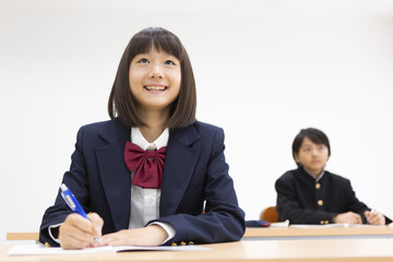 塾で勉強する中学生