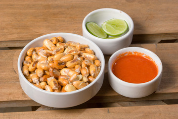 Cebiche complements in table.