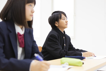 塾で勉強する中学生