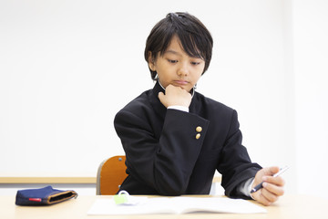 塾で勉強する中学生