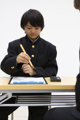 習字をする中学生