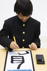 習字をする中学生