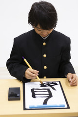習字をする中学生
