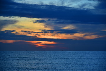 Fototapeta premium Sunrise over the ocean in Vietnam. Cam Ranh