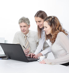 Obraz premium senior Manager and employees looking at laptop screen