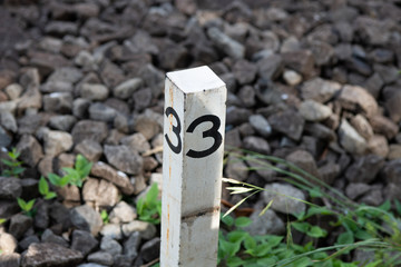 線路脇の数字の3が書かれた白い杭