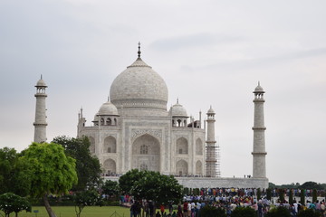 Obraz premium beautiful taj mahal with people in front of it