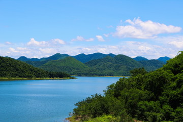 Dieses tolle foto zeigt den Kaeng Krachan Nationalpark und einen großen Stausee in Thailand nähe Hua Hin