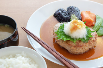 ハンバーグの大葉と大根おろしのせ