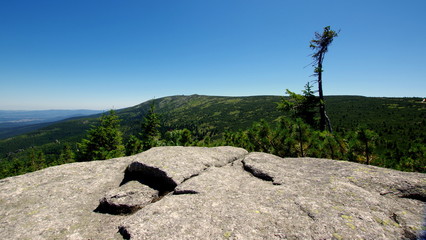 Widok w stronę Łabskiego Szczytu ze skalnej półki w Karkonoszach, pięknych polskich górach - pasmo Sudetów