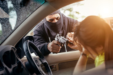 Obraz premium Bandits men wearing black velvet jackets are robbing cell phones from girls in cars.