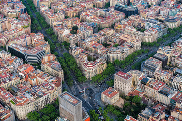 Fototapeta premium Widok z lotu ptaka na panoramę Barcelony z typową miejską siatką, Hiszpania