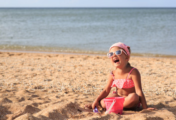 A girl of four years on the sea