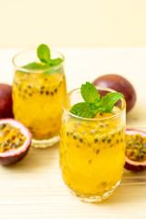 Fototapeta na wymiar fresh and iced passion fruit juice